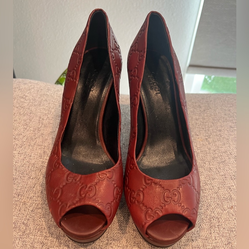 Pre owned Gucci heels. Size 6 women in red